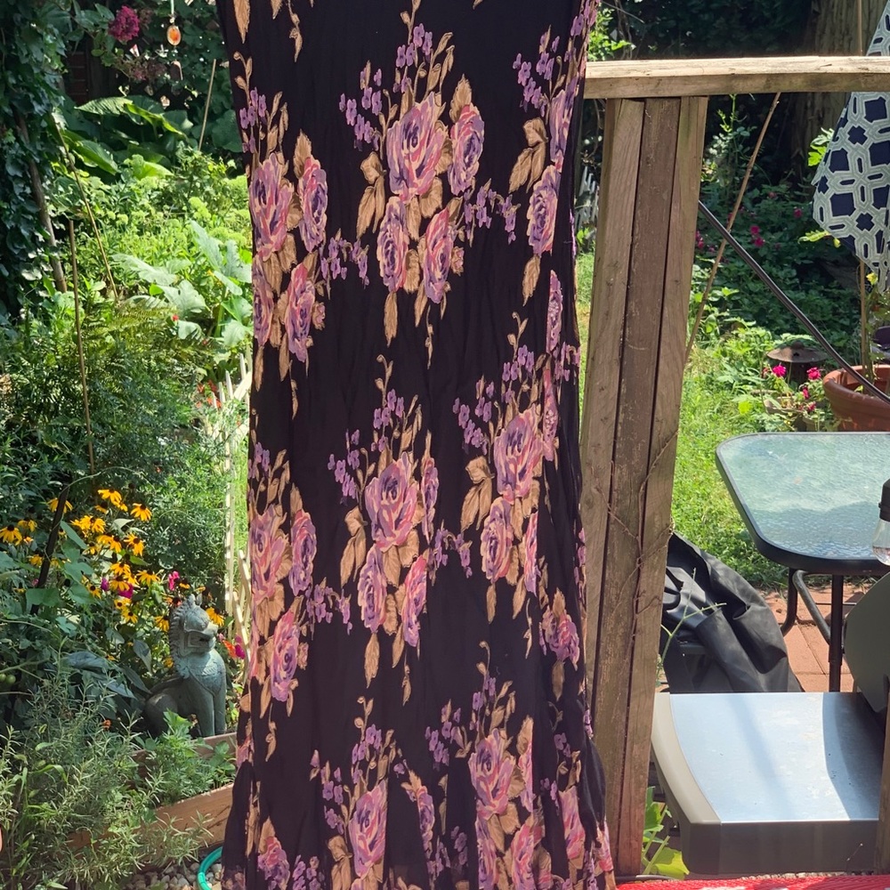Feminine flowing midi dress - Picture 4 of 4